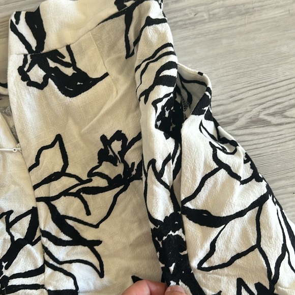 ASOS Floral Sketch Inverted Pleat Shorts - Picture 5 of 5